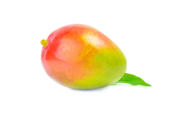 Червоний манго ізольовано на білому тлі вирізання — стокове фото
