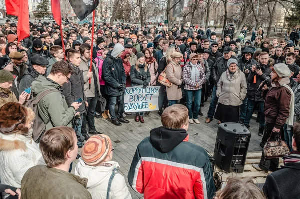 奔萨、 俄罗斯-2017 年 3 月 26 日︰ 奔萨人民展示他们真实的色彩，因为他们聚在一起反对德米特里 · 梅德韦杰夫支持阿列克谢瓦尔尼 — 图库照片