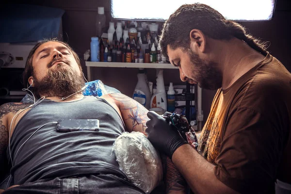 Mestre Fazendo Tatuagem Salão Tatuagem Profissional Fazendo Uma Tatuagem Estúdio — Fotografia de Stock