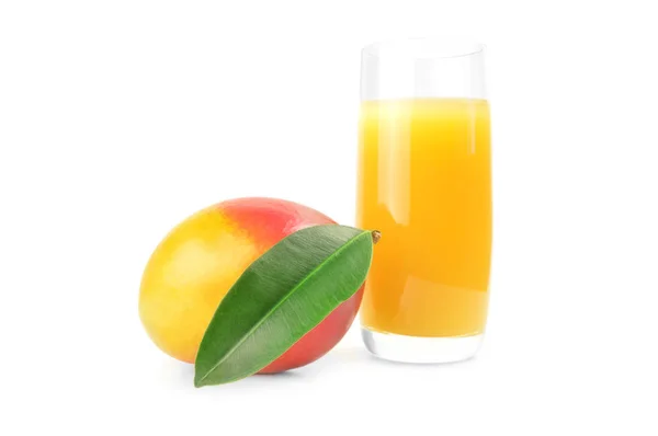 Rode mango geïsoleerd op een witte achtergrond met uitknippad — Stockfoto