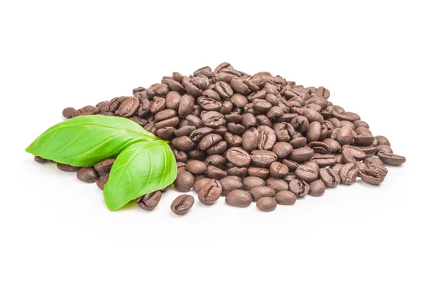 Bruine bonen van de koffie op een witte achtergrond. Uitknippad — Stockfoto