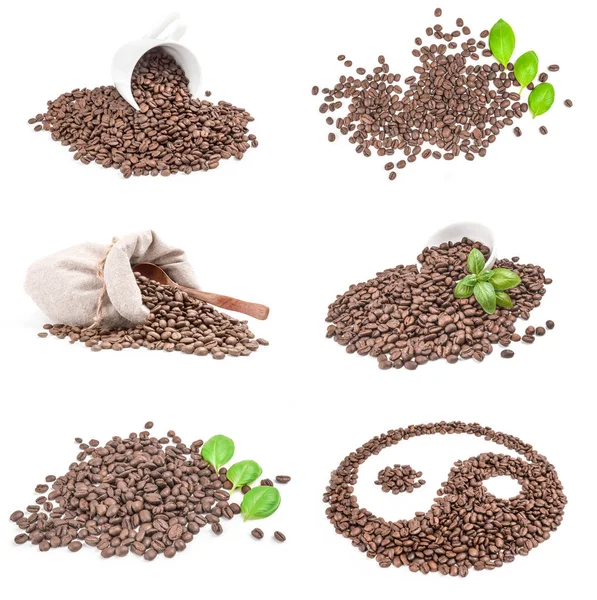 Conjunto de grãos de café torrados isolados em um fundo branco com caminho de recorte — Fotografia de Stock