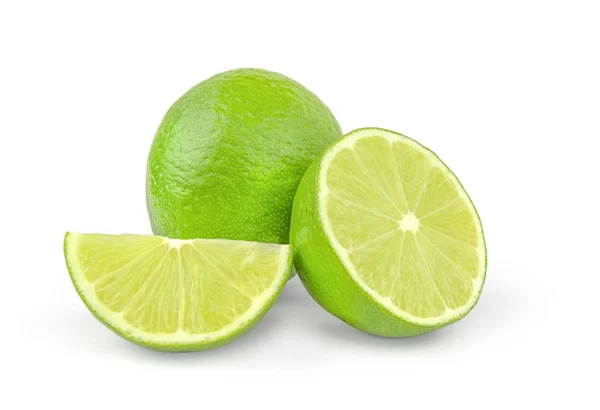 Skivad färsk lime frukt isolerad på vit bakgrund cutout — Stockfoto