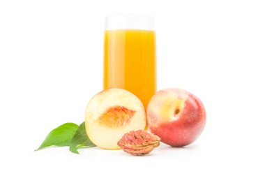 Beyaz bir arka plan üzerinde sulu olgun şeftali. Kırpma yolu