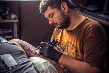 Dövme ana dövme tattoo studio yapar.