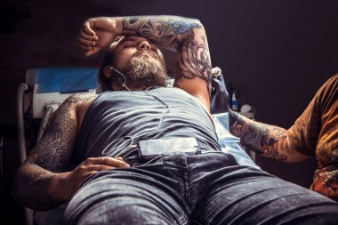 Tattooer dövme tattoo studio yapar.