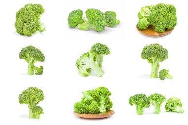 Beyaz üzerine taze çiğ brokoli kümesi