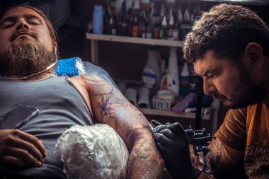 Dövmeci tattoo studio yapar.
