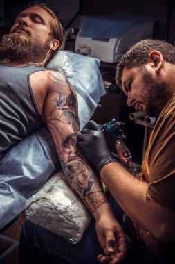 Tattooer dövme tattoo studio yapar.