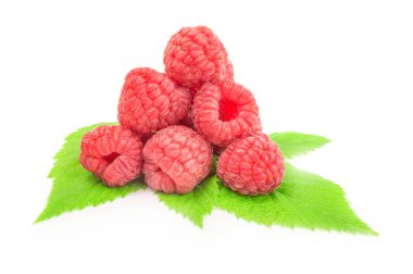 beyaz zemin üzerine yeşil yaprak olgun ahududu