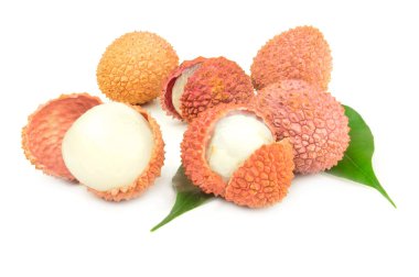 Beyaz bir arka plan üzerinde izole leechee