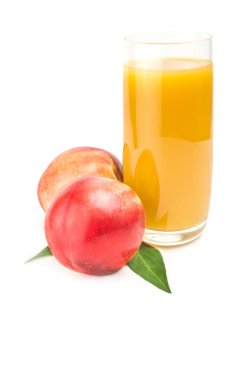 İzole beyaz zemin üzerine olgun şeftali