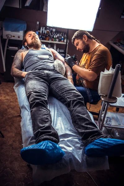 Profesionist tatuaj face tatuaj în studio — Fotografie, imagine de stoc