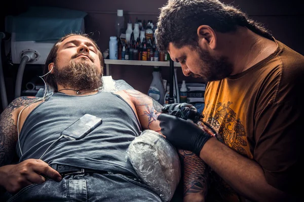 Tattoo specialist maakt tatoeage in tattoo studio — Stockfoto