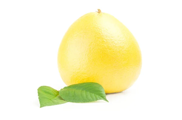 Citrus grandis isolado em um recorte de fundo branco — Fotografia de Stock