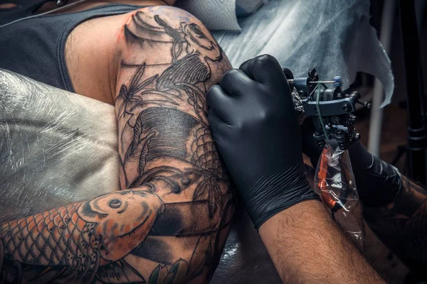 Professzionális tetováló művész teszi cool tattoo tetováló Studió — Stock Fotó