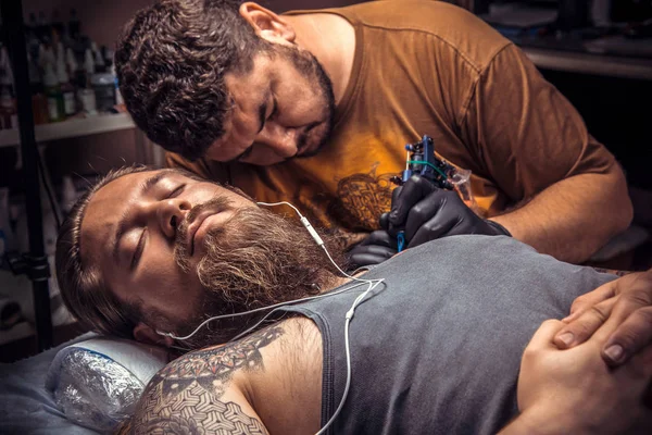 Mester teszi tetoválás képek a stúdió — Stock Fotó