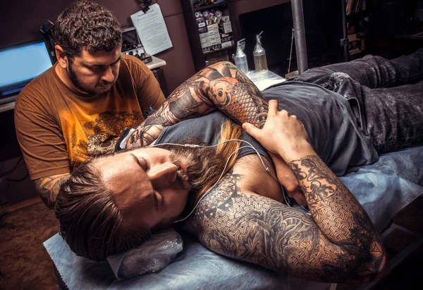 Professionell tattooer gör tatuering i tatueringsstudio — Stockfoto