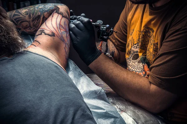 Tetoválás szakember dolgozik a tetováló szalon — Stock Fotó
