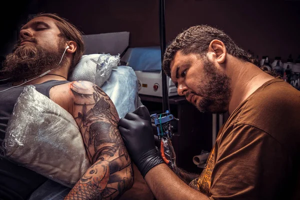 Szakmai tattooist pózol stúdió — Stock Fotó