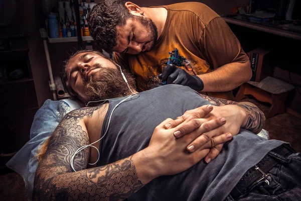 Tattooer maakt tattoo in de tattoo studio — Stockfoto