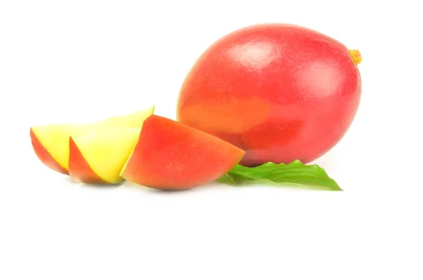Червоний манго ізольований на білому тлі з відсічним контуром — стокове фото