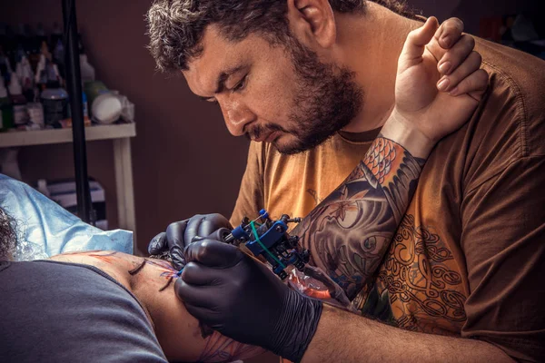 Professionell tatuerare på jobbet i studio — Stockfoto