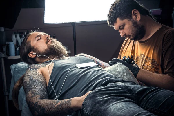 Professionell tattooer gör cool tatuering i tatueringsstudio — Stockfoto