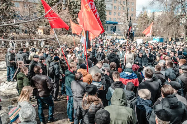 PENZA, RUSSIA - 26 marzo 2017: Raduno di opposizione. Il popolo di Penza si raduna con la ragione che in questo giorno e in età la corruzione non dovrebbe più esistere — Foto Stock