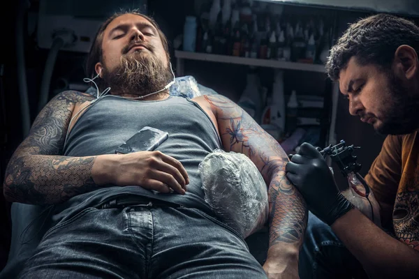 Szakmai Tattooist Pózol Tattoo Szalon Professzionális Tattooer Munka Tetováló Studió — Stock Fotó