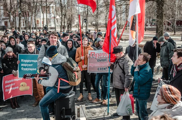 奔萨、 俄罗斯-2017 年 3 月 26 日︰ 近五 hunrdred 公民聚集在反对腐败的政府 — 图库照片