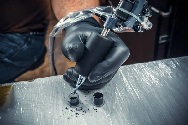 Artista de tatuagem fazendo uma tatuagem em estúdio — Fotografia de Stock