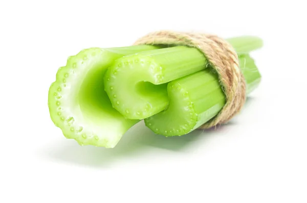 Pacote de hastes de aipo verde fresco isolado no recorte de fundo branco — Fotografia de Stock