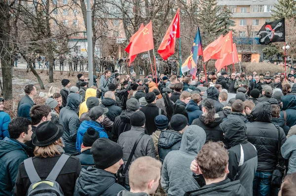 奔萨、 俄罗斯-2017 年 3 月 26 日︰ 阿列克谢瓦尔尼的支持随着达到近五百人的一次集会聚集在俄罗斯奔萨 — 图库照片