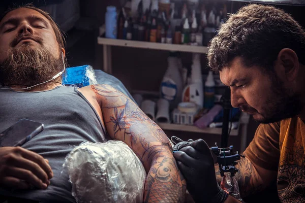 Dövmeci tattoo studio yapar. — Stok fotoğraf