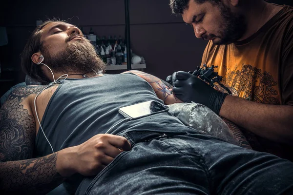 Tatuagem artista posando em estúdio — Fotografia de Stock