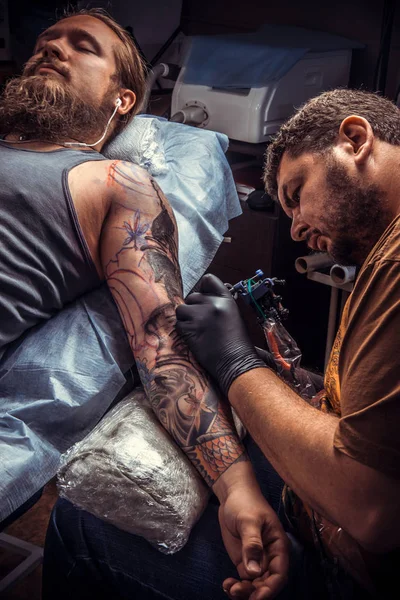 Tattooer dövme tattoo studio yapar. — Stok fotoğraf