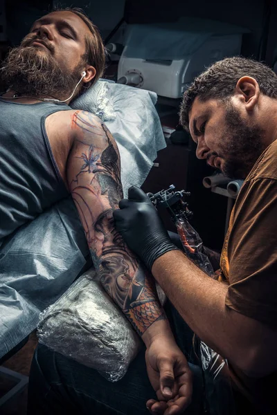 Tattooer på jobbet i tattoo studio — Stockfoto