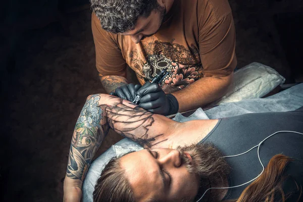 Tattooer tattoo Studio işyerinde — Stok fotoğraf