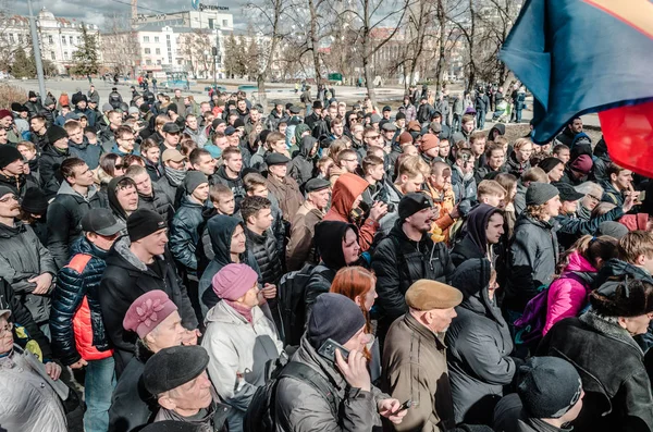 アレクセイ ・ Navalny のサポートはにつれてほぼ 500 人に達するラリー収集ペンザ州、ロシアのペンザ州、ロシア - 2017 年 3 月 26 日。 — ストック写真