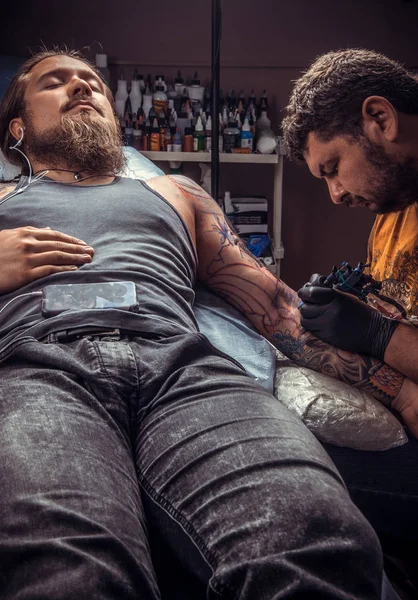 Mestre de tatuagem faz imagens de tatuagem no estúdio de tatuagem — Fotografia de Stock