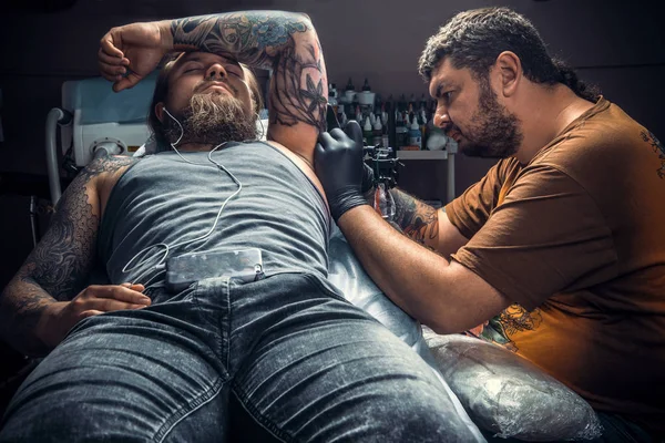 Szakmai tattooist működik a stúdió — Stock Fotó