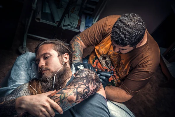プロの tattooer のタトゥー スタジオ、タトゥーのプロセスを示す — ストック写真