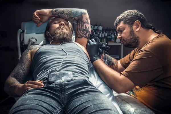 Tatuaje hace tatuaje en estudio de tatuaje —  Fotos de Stock