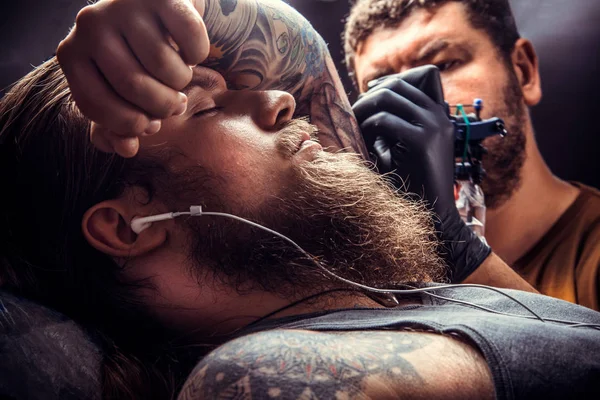 Tatuering artist arbetar tatuera i studio — Stockfoto