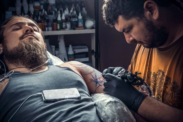 Artista profesional del tatuaje trabaja en estudio del tatuaje —  Fotos de Stock