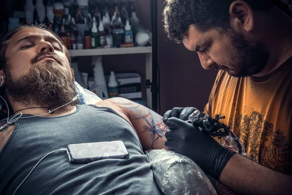 Professionell tatuerare fungerar i tatueringsstudio — Stockfoto