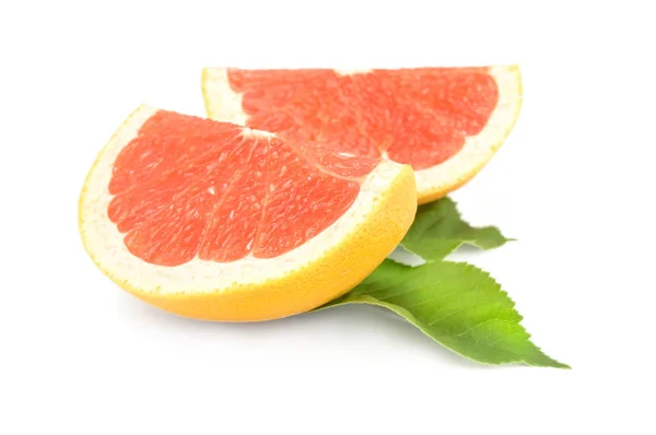 Два ломтика грейпфрута на белом фоне — стоковое фото