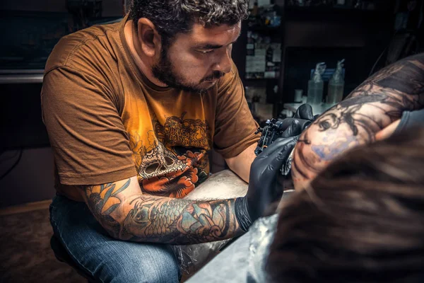 Tatuaje profesional hace tatuaje fresco en salón de tatuaje — Foto de Stock