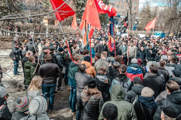Penza, Rusland - 26 maart 2017: Moscovskaya straat in het centrum van Penza bussen met mensen als ze corrupte regering protest — Stockfoto